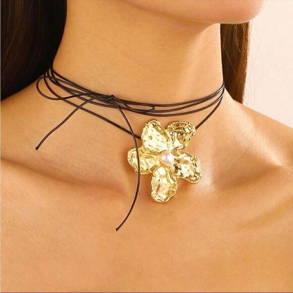 Gold flower necklace S593 - Picture 1 of 3